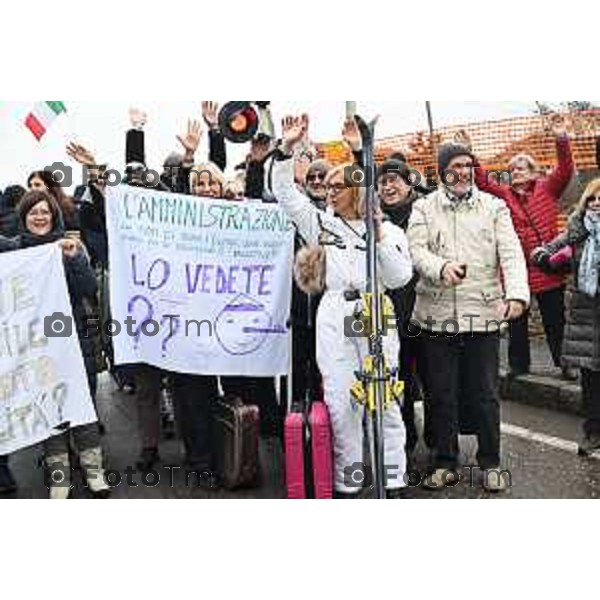 Protesta davanti al municipio contro inceneritore 14 Febbraio 2026 Italia Bergamo Bergamo protesta e presidio passaggio a livello di Via Recastello foto Tiziano Manzoni Lapresse