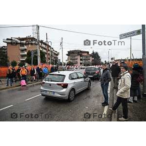 Protesta davanti al municipio contro inceneritore 14 Febbraio 2026 Italia Bergamo Bergamo protesta e presidio passaggio a livello di Via Recastello foto Tiziano Manzoni Lapresse