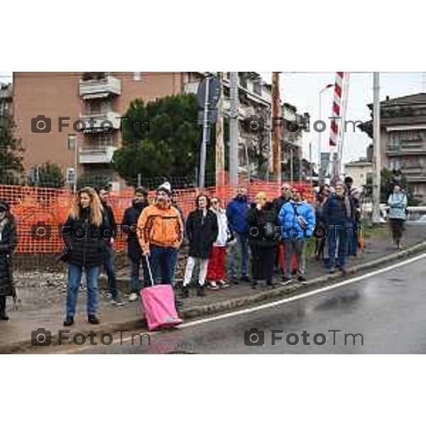 Protesta davanti al municipio contro inceneritore 14 Febbraio 2026 Italia Bergamo Bergamo protesta e presidio passaggio a livello di Via Recastello foto Tiziano Manzoni Lapresse