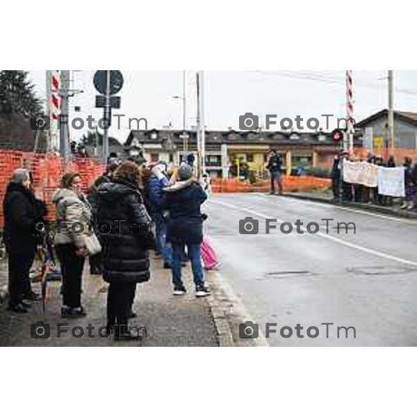 Protesta davanti al municipio contro inceneritore 14 Febbraio 2026 Italia Bergamo Bergamo protesta e presidio passaggio a livello di Via Recastello foto Tiziano Manzoni Lapresse