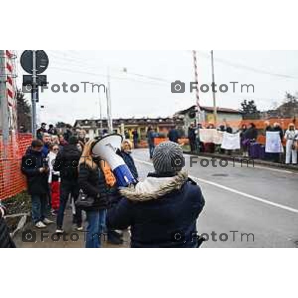 Protesta davanti al municipio contro inceneritore 14 Febbraio 2026 Italia Bergamo Bergamo protesta e presidio passaggio a livello di Via Recastello foto Tiziano Manzoni Lapresse
