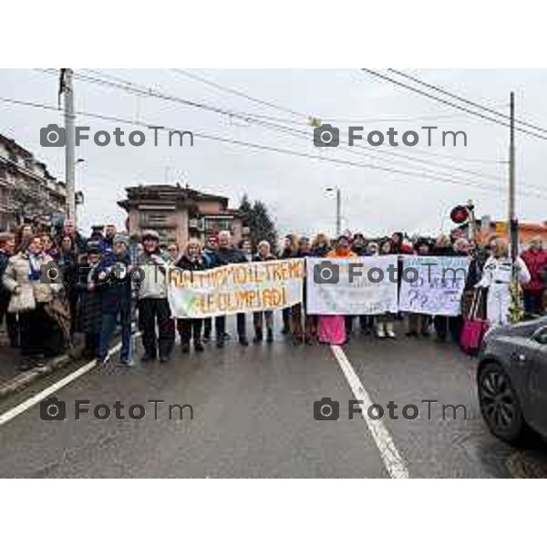 Protesta davanti al municipio contro inceneritore 14 Febbraio 2026 Italia Bergamo Bergamo protesta e presidio passaggio a livello di Via Recastello foto Tiziano Manzoni Lapresse