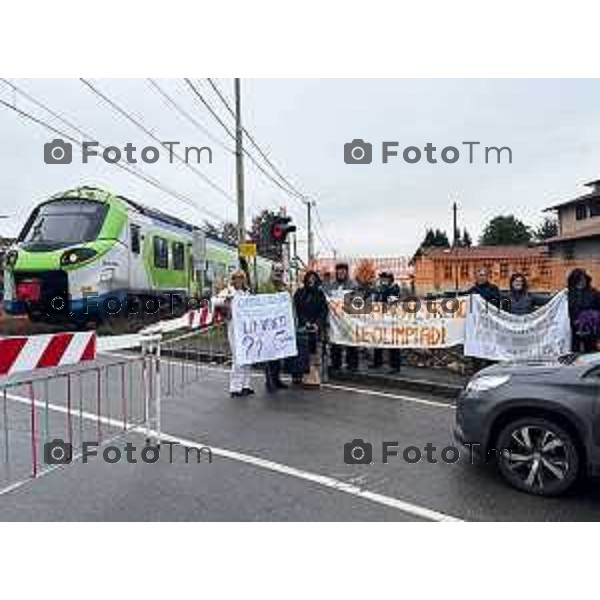 Protesta davanti al municipio contro inceneritore 14 Febbraio 2026 Italia Bergamo Bergamo protesta e presidio passaggio a livello di Via Recastello foto Tiziano Manzoni Lapresse