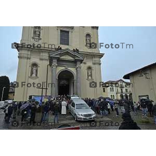 Protesta davanti al municipio contro inceneritore 12 Febbraio 2026 Italia Bergamo Villa d’Almè funerali di Daniele Santini, morto in un incidente in moto il 30 gennaio mentre si trovava in Marocco a seguire l’Africa Eco Race come cronista per il sito «SoloEnduro». foto Tiziano Manzoni Lapresse