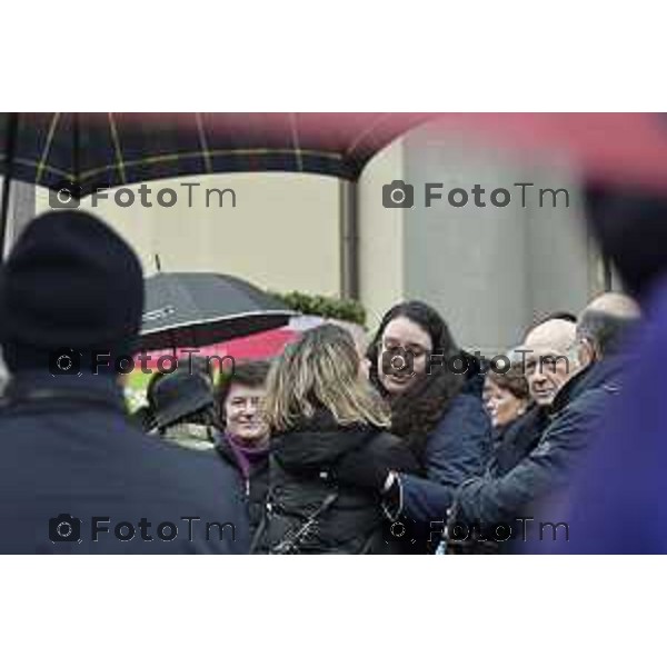 Protesta davanti al municipio contro inceneritore 12 Febbraio 2026 Italia Bergamo Villa d’Almè funerali di Daniele Santini, morto in un incidente in moto il 30 gennaio mentre si trovava in Marocco a seguire l’Africa Eco Race come cronista per il sito «SoloEnduro». foto Tiziano Manzoni Lapresse