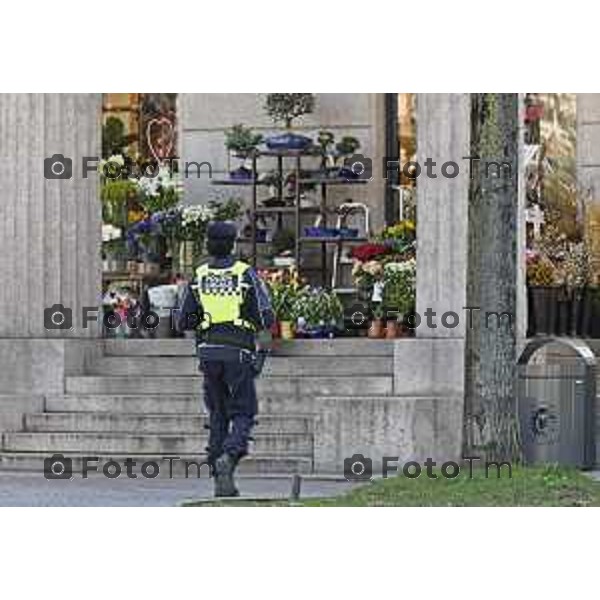 Protesta davanti al municipio contro inceneritore 18 Febbraio 2026 Italia Bergamo controllo territorio Polizia locale agenti a piedi foto Tiziano Manzoni Lapresse