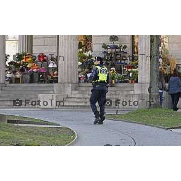 Protesta davanti al municipio contro inceneritore 18 Febbraio 2026 Italia Bergamo controllo territorio Polizia locale agenti a piedi foto Tiziano Manzoni Lapresse