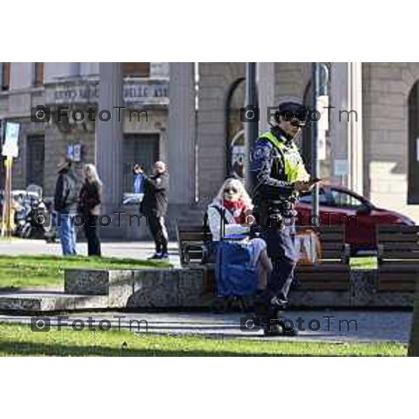 Protesta davanti al municipio contro inceneritore 18 Febbraio 2026 Italia Bergamo controllo territorio Polizia locale agenti a piedi foto Tiziano Manzoni Lapresse