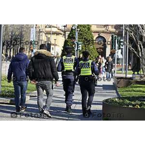 Protesta davanti al municipio contro inceneritore 18 Febbraio 2026 Italia Bergamo controllo territorio Polizia locale agenti a piedi foto Tiziano Manzoni Lapresse