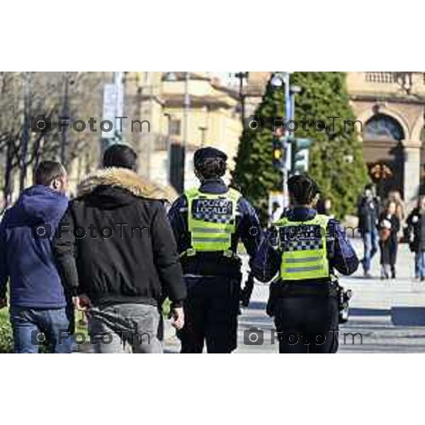 Protesta davanti al municipio contro inceneritore 18 Febbraio 2026 Italia Bergamo controllo territorio Polizia locale agenti a piedi foto Tiziano Manzoni Lapresse