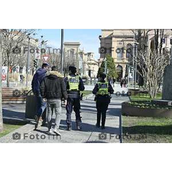 Protesta davanti al municipio contro inceneritore 18 Febbraio 2026 Italia Bergamo controllo territorio Polizia locale agenti a piedi foto Tiziano Manzoni Lapresse