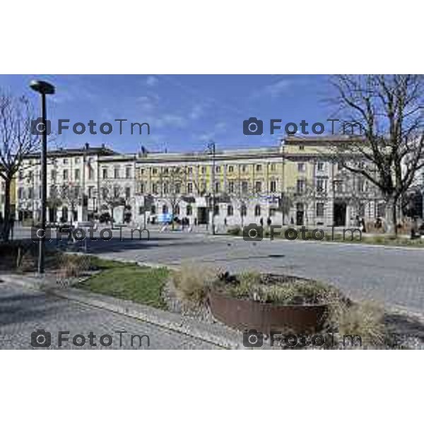 Protesta davanti al municipio contro inceneritore 18 Febbraio 2026 Italia Bergamo controllo territorio Polizia locale agenti a piedi foto Tiziano Manzoni Lapresse