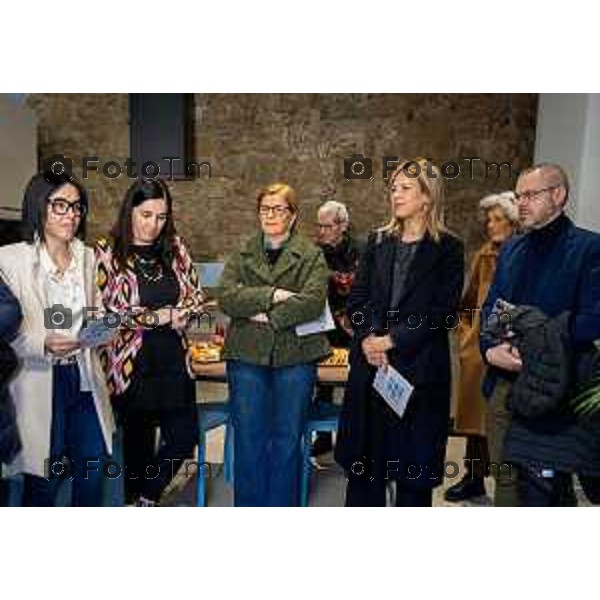 Bergamo La Corte Gentile ha aperto le porte. via San Bernardino 59 progetto di co-housing per over 65 al Centro da sx in verde Elena Carnevali al suo fianco Marcella Messina ssessore 21 Febbraio 2026 Bergamo Italia foto Tiziano Manzoni Lapresse