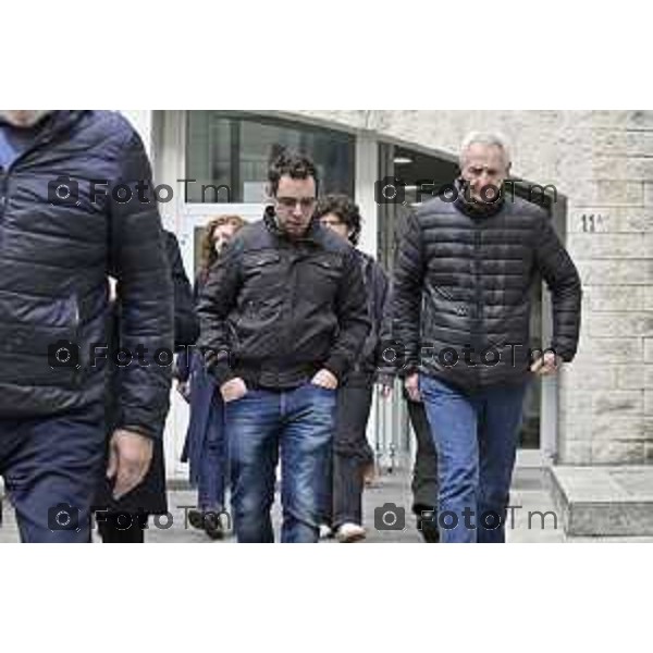 Bergamo. La Corte d’Assise ha condannato all’ergastolo Moussa Sangare per l’omicidio di Sharon Verzeni nella foto i famigliari di Sharon Verzeni papa Bruno il fidanzato Ruocco la mamma Teresa Previtali la sorella Melody e il fratello Cristofer 25 Febbraio 2026 Bergamo Italia foto Tiziano Manzoni Lapresse