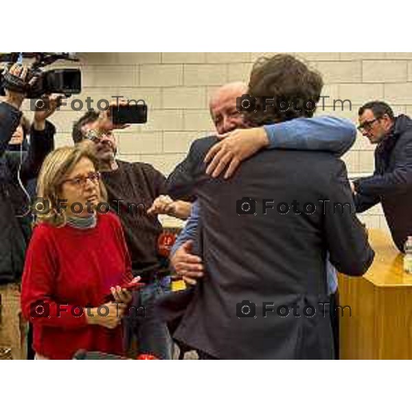 Bergamo. La Corte d’Assise ha condannato all’ergastolo Moussa Sangare per l’omicidio di Sharon Verzeni nella foto i famigliari di Sharon Verzeni papa Bruno con il procuratore Maria Cristina Rota e il PM marchisio 25 Febbraio 2026 Bergamo Italia foto Tiziano Manzoni Lapresse