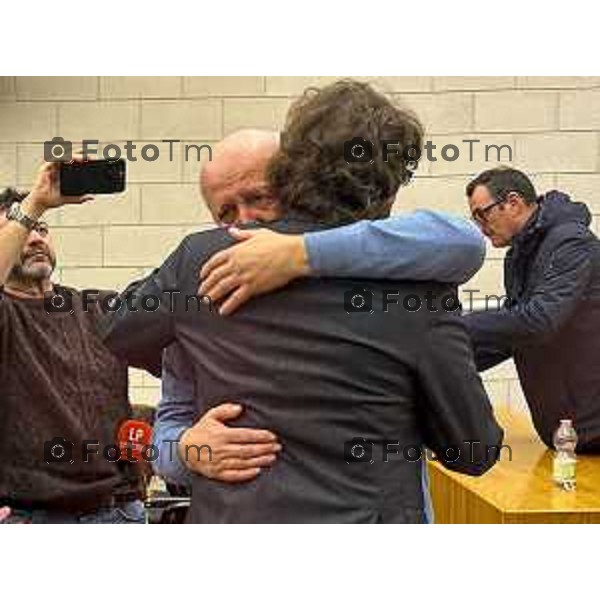 Bergamo. La Corte d’Assise ha condannato all’ergastolo Moussa Sangare per l’omicidio di Sharon Verzeni nella foto i famigliari di Sharon Verzeni papa Bruno con il procuratore Maria Cristina Rota e il PM marchisio 25 Febbraio 2026 Bergamo Italia foto Tiziano Manzoni Lapresse