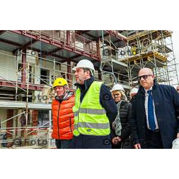 Bergamo, 2 marzo 2026 - Il Ministro delle Infrastrutture Matteo Salvini fa visita al cantiere ALER di via Tommaso Grossi e al cantiere RFI della prossima stazione di Orio Al Serio Aeroporto.