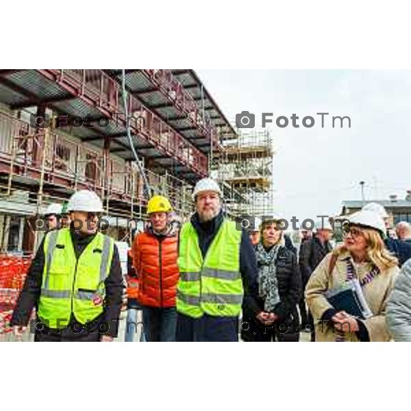 Bergamo, 2 marzo 2026 - Il Ministro delle Infrastrutture Matteo Salvini fa visita al cantiere ALER di via Tommaso Grossi e al cantiere RFI della prossima stazione di Orio Al Serio Aeroporto.