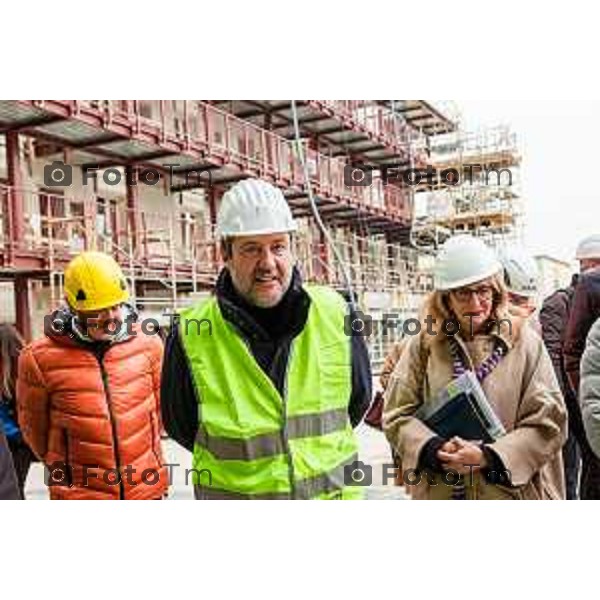Bergamo, 2 marzo 2026 - Il Ministro delle Infrastrutture Matteo Salvini fa visita al cantiere ALER di via Tommaso Grossi e al cantiere RFI della prossima stazione di Orio Al Serio Aeroporto.