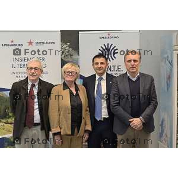 illustrati i progetti sviluppati e pensati per il territorio, a partire da Casa Paradiso nella foto Galizzi Fausto Enrica Bonzi Sindaco san giovanni Bianco Michel Beneventi Ad dell\'azienda Giuliano Gianpietro Ghisalberti 4 Marzo 2026 Bergamo Italia foto Tiziano Manzoni Lapresse 4 Marzo 2026 Bergamo Italia foto Tiziano Manzoni Lapresse