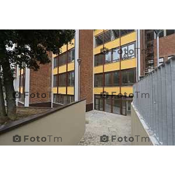 Bergamo sopralluogo cantiere ex Sacro Cuore, via Ghirardelli ’assessore alla Rigenerazione urbana Francesco Valesini, l’assessore alle Politiche sociali Marcella Messina, la Senior advisor di Near sgr (già Redo sgr) Paola Delmonte, con i project manager di Near sgr Cesare Rovati e Domenico Poerio. 4 Marzo 2026 Bergamo Italia foto Tiziano Manzoni Lapresse