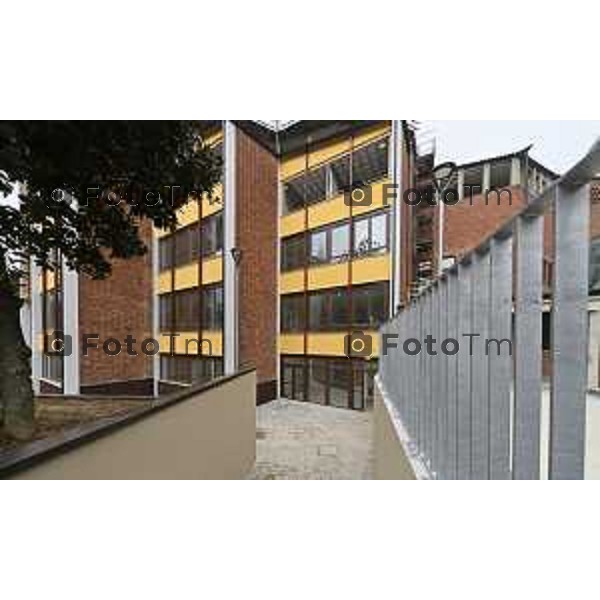 Bergamo sopralluogo cantiere ex Sacro Cuore, via Ghirardelli ’assessore alla Rigenerazione urbana Francesco Valesini, l’assessore alle Politiche sociali Marcella Messina, la Senior advisor di Near sgr (già Redo sgr) Paola Delmonte, con i project manager di Near sgr Cesare Rovati e Domenico Poerio. 4 Marzo 2026 Bergamo Italia foto Tiziano Manzoni Lapresse