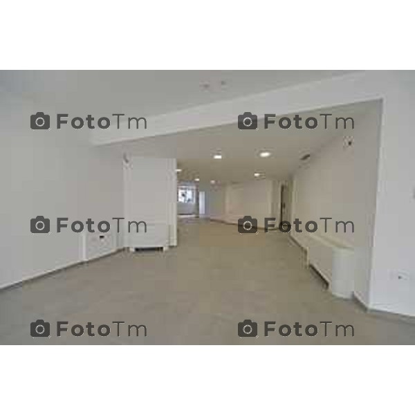 Bergamo sopralluogo cantiere ex Sacro Cuore, via Ghirardelli ’assessore alla Rigenerazione urbana Francesco Valesini, l’assessore alle Politiche sociali Marcella Messina, la Senior advisor di Near sgr (già Redo sgr) Paola Delmonte, con i project manager di Near sgr Cesare Rovati e Domenico Poerio. 4 Marzo 2026 Bergamo Italia foto Tiziano Manzoni Lapresse