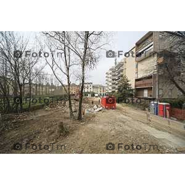 Bergamo sopralluogo cantiere ex Sacro Cuore, via Ghirardelli ’assessore alla Rigenerazione urbana Francesco Valesini, l’assessore alle Politiche sociali Marcella Messina, la Senior advisor di Near sgr (già Redo sgr) Paola Delmonte, con i project manager di Near sgr Cesare Rovati e Domenico Poerio. 4 Marzo 2026 Bergamo Italia foto Tiziano Manzoni Lapresse