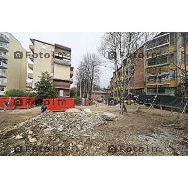 Bergamo sopralluogo cantiere ex Sacro Cuore, via Ghirardelli ’assessore alla Rigenerazione urbana Francesco Valesini, l’assessore alle Politiche sociali Marcella Messina, la Senior advisor di Near sgr (già Redo sgr) Paola Delmonte, con i project manager di Near sgr Cesare Rovati e Domenico Poerio. 4 Marzo 2026 Bergamo Italia foto Tiziano Manzoni Lapresse