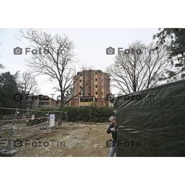 Bergamo sopralluogo cantiere ex Sacro Cuore, via Ghirardelli ’assessore alla Rigenerazione urbana Francesco Valesini, l’assessore alle Politiche sociali Marcella Messina, la Senior advisor di Near sgr (già Redo sgr) Paola Delmonte, con i project manager di Near sgr Cesare Rovati e Domenico Poerio. 4 Marzo 2026 Bergamo Italia foto Tiziano Manzoni Lapresse