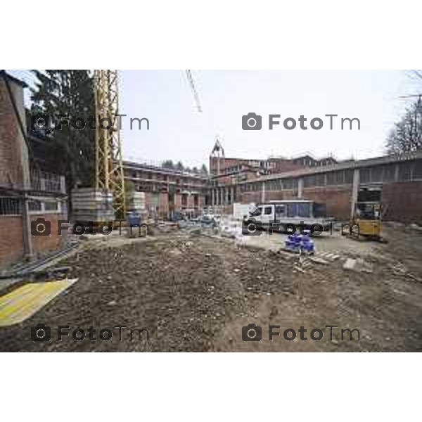 Bergamo sopralluogo cantiere ex Sacro Cuore, via Ghirardelli ’assessore alla Rigenerazione urbana Francesco Valesini, l’assessore alle Politiche sociali Marcella Messina, la Senior advisor di Near sgr (già Redo sgr) Paola Delmonte, con i project manager di Near sgr Cesare Rovati e Domenico Poerio. 4 Marzo 2026 Bergamo Italia foto Tiziano Manzoni Lapresse