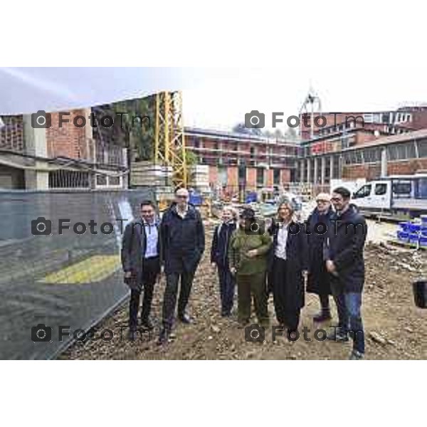 Bergamo sopralluogo cantiere ex Sacro Cuore, via Ghirardelli ’assessore alla Rigenerazione urbana Francesco Valesini, l’assessore alle Politiche sociali Marcella Messina, la Senior advisor di Near sgr (già Redo sgr) Paola Delmonte, con i project manager di Near sgr Cesare Rovati e Domenico Poerio. 4 Marzo 2026 Bergamo Italia foto Tiziano Manzoni Lapresse