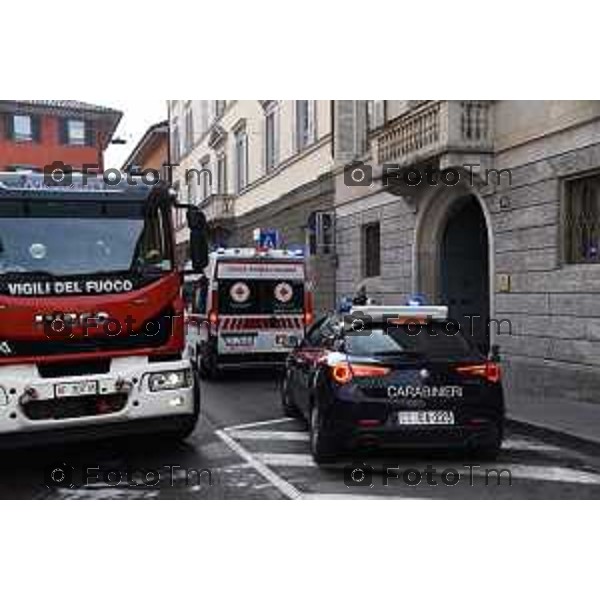 Bergamo papa minaccia di darsi fuoco davanti al tribunal 6 Marzo 2026 Bergamo Italia foto Tiziano Manzoni Lapresse