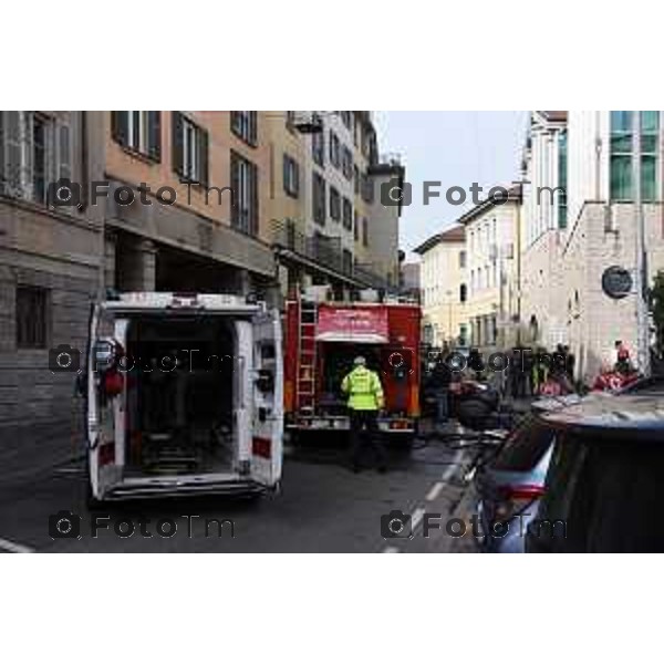 Bergamo papa minaccia di darsi fuoco davanti al tribunal 6 Marzo 2026 Bergamo Italia foto Tiziano Manzoni Lapresse