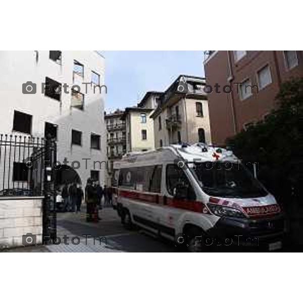 Bergamo papa minaccia di darsi fuoco davanti al tribunal 6 Marzo 2026 Bergamo Italia foto Tiziano Manzoni Lapresse