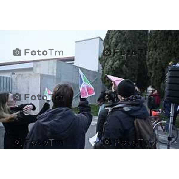 Bergamo protesta e presidio azienda Battagion produzione articoli bellici 5 Marzo 2026 Italia foto Tiziano Manzoni Lapresse