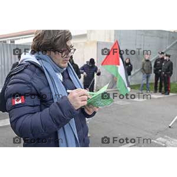 Bergamo protesta e presidio azienda Battagion produzione articoli bellici 5 Marzo 2026 Italia foto Tiziano Manzoni Lapresse
