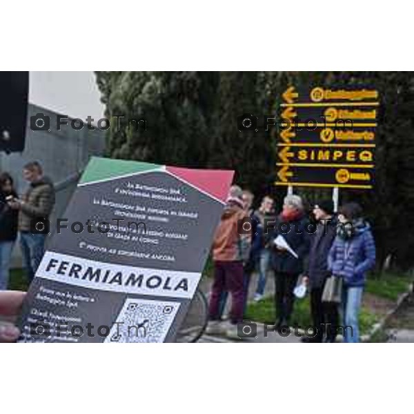 Bergamo protesta e presidio azienda Battagion produzione articoli bellici 5 Marzo 2026 Italia foto Tiziano Manzoni Lapresse
