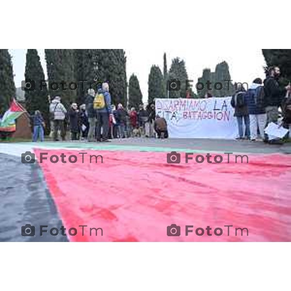 Bergamo protesta e presidio azienda Battagion produzione articoli bellici 5 Marzo 2026 Italia foto Tiziano Manzoni Lapresse