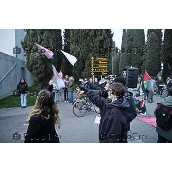 Bergamo protesta e presidio azienda Battagion produzione articoli bellici 5 Marzo 2026 Italia foto Tiziano Manzoni Lapresse