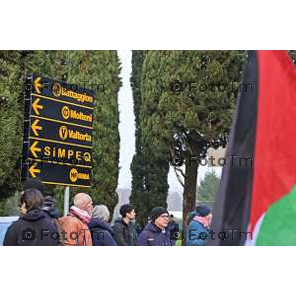 Bergamo protesta e presidio azienda Battagion produzione articoli bellici 5 Marzo 2026 Italia foto Tiziano Manzoni Lapresse