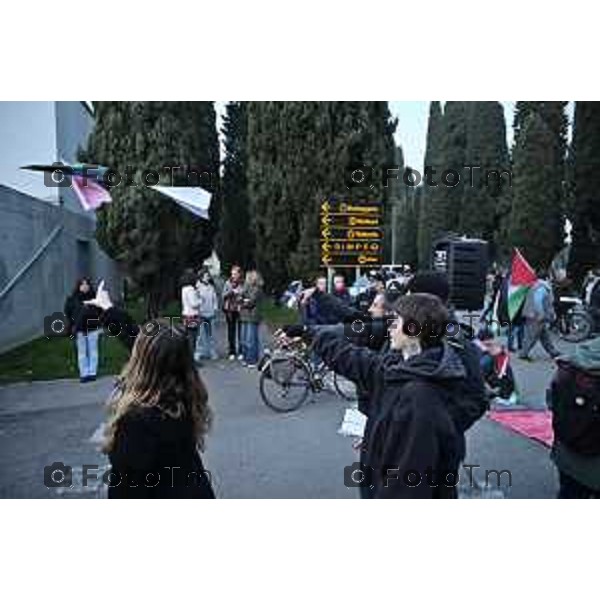 Bergamo protesta e presidio azienda Battagion produzione articoli bellici 5 Marzo 2026 Italia foto Tiziano Manzoni Lapresse