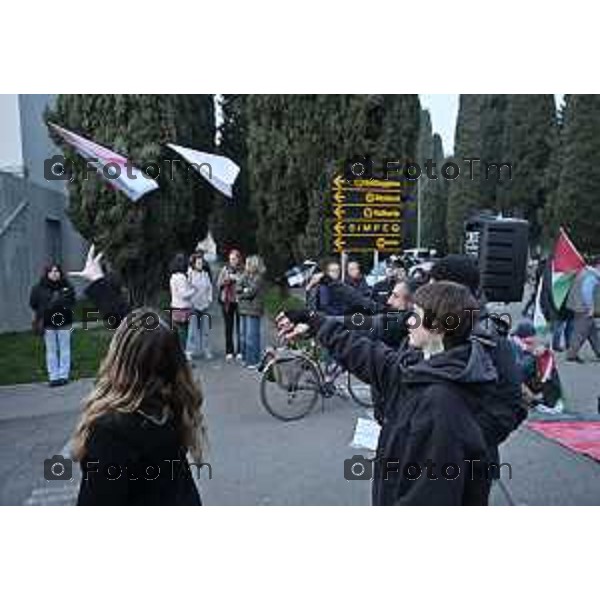 Bergamo protesta e presidio azienda Battagion produzione articoli bellici 5 Marzo 2026 Italia foto Tiziano Manzoni Lapresse