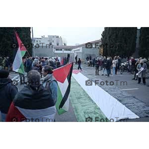 Bergamo protesta e presidio azienda Battagion produzione articoli bellici 5 Marzo 2026 Italia foto Tiziano Manzoni Lapresse