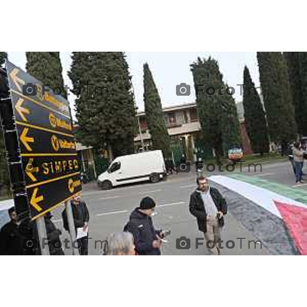 Bergamo protesta e presidio azienda Battagion produzione articoli bellici 5 Marzo 2026 Italia foto Tiziano Manzoni Lapresse