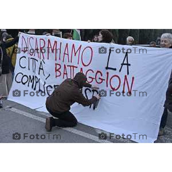 Bergamo protesta e presidio azienda Battagion produzione articoli bellici 5 Marzo 2026 Italia foto Tiziano Manzoni Lapresse