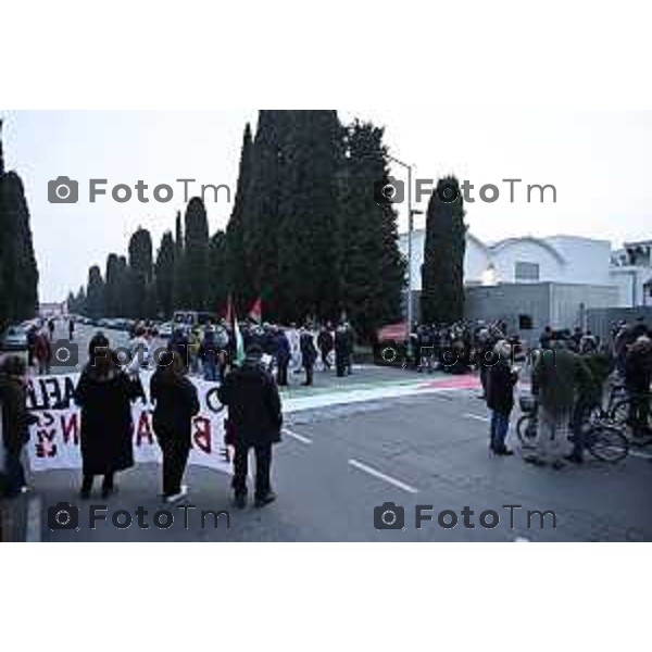 Bergamo protesta e presidio azienda Battagion produzione articoli bellici 5 Marzo 2026 Italia foto Tiziano Manzoni Lapresse