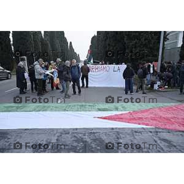 Bergamo protesta e presidio azienda Battagion produzione articoli bellici 5 Marzo 2026 Italia foto Tiziano Manzoni Lapresse