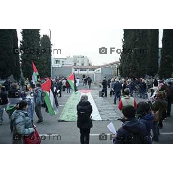 Bergamo protesta e presidio azienda Battagion produzione articoli bellici 5 Marzo 2026 Italia foto Tiziano Manzoni Lapresse