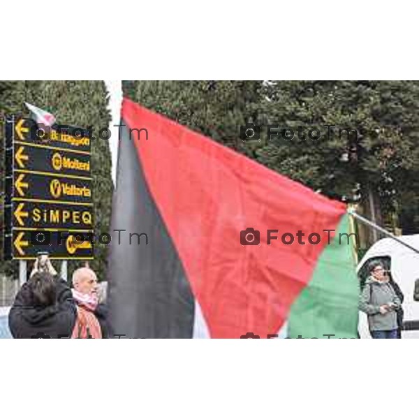 Bergamo protesta e presidio azienda Battagion produzione articoli bellici 5 Marzo 2026 Italia foto Tiziano Manzoni Lapresse